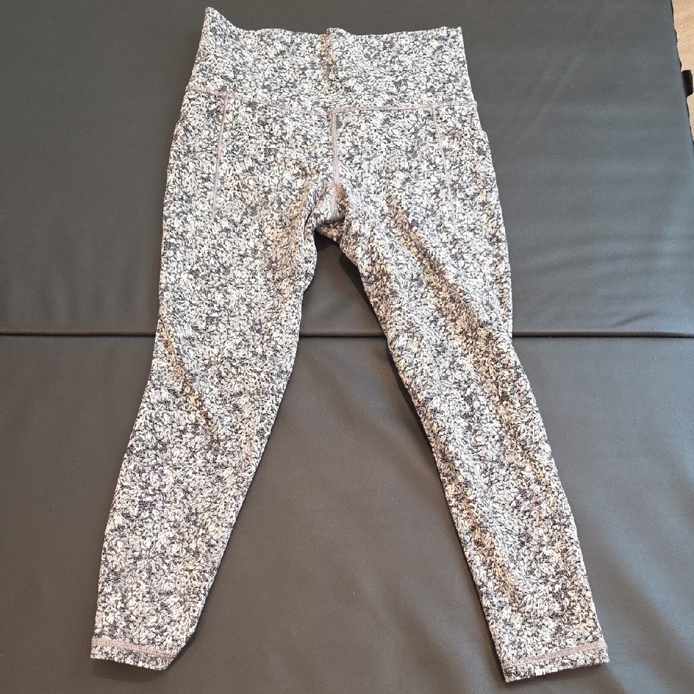 Athleta Black and White Salutation Stash Pocket II 7/8 Tight